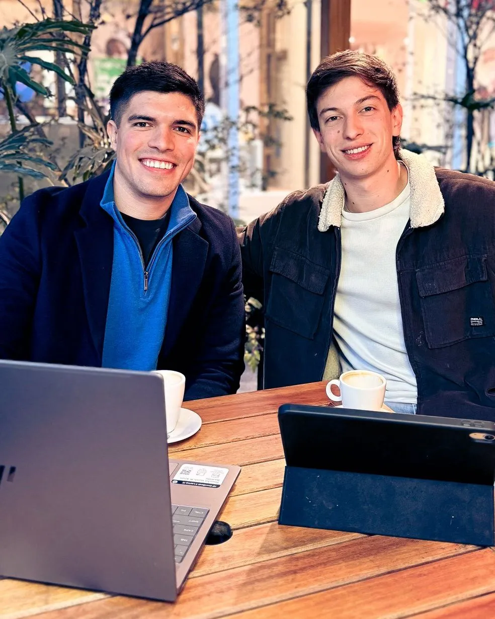 Carlos (izquierda) y Matías (derecha), los fundadores de Zentral, trabajando juntos